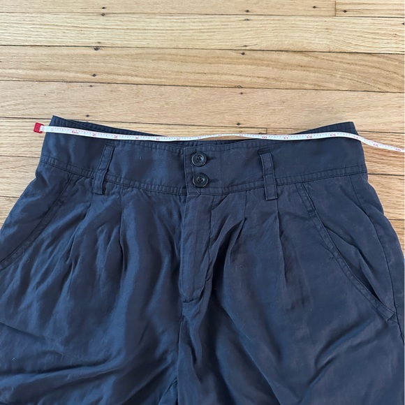 Vince black pleated cuffed shorts - Picture 3 of 7